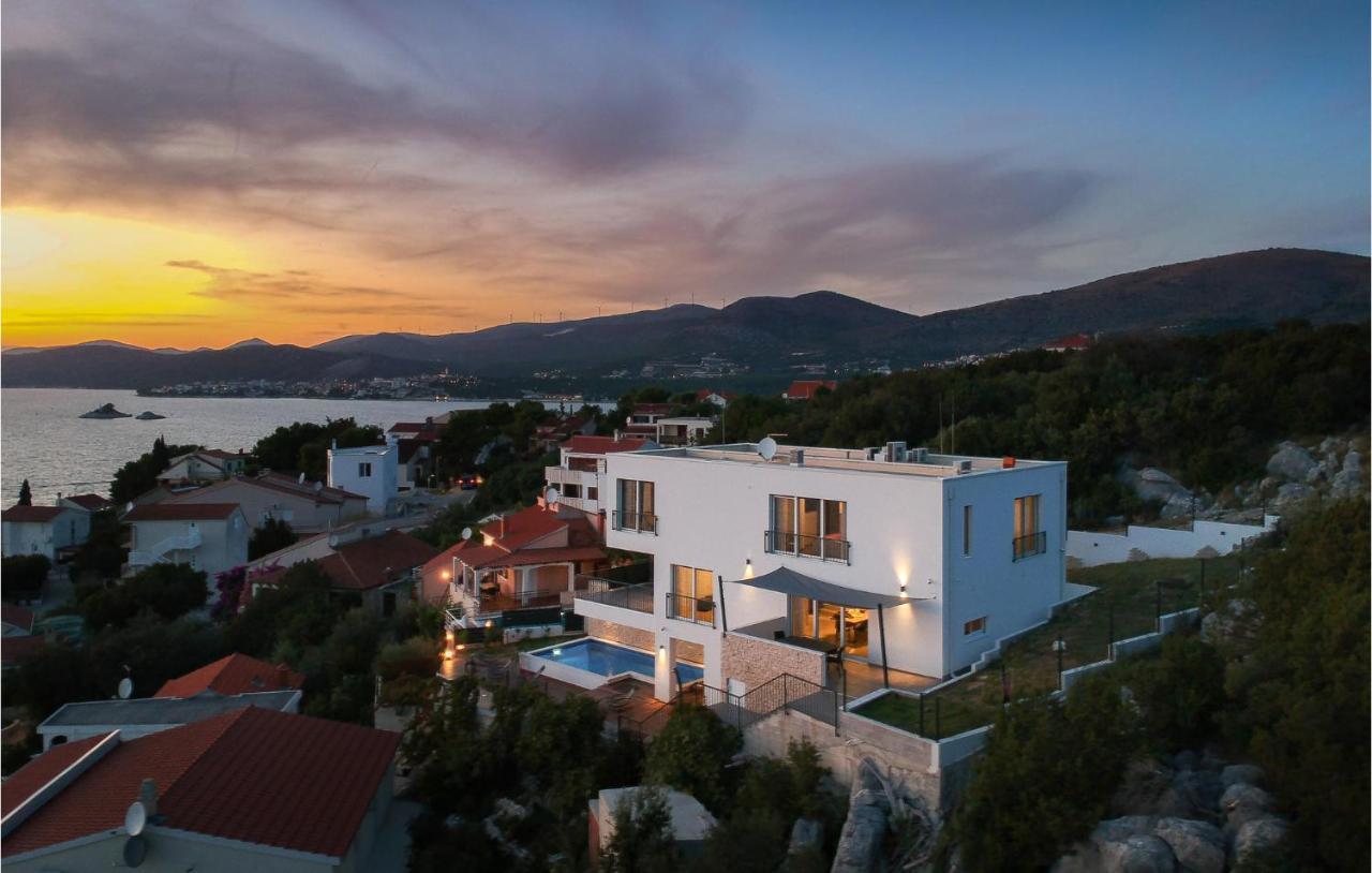 Stunning Home In Okrug Donji With Sauna, Outdoor Swimming Pool And Heated Swimming Pool Okrug Gornji Bagian luar foto